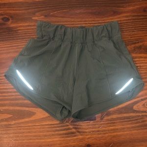 Lululemon SEERSUCKER army green shorts